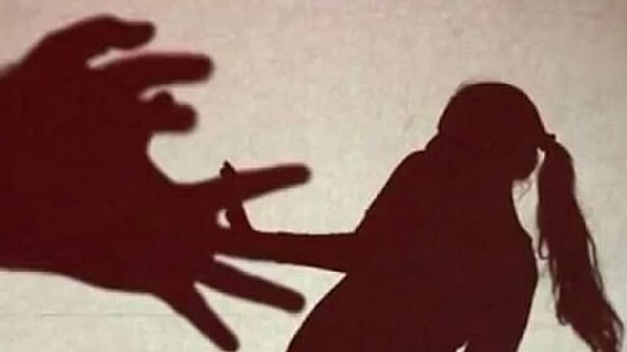 பெண் குழந்தைகளை எவனாவது தொட்டால் … உடனே கூப்பிடுங்க இந்த நம்பருக்கு ..! அரசு அதிரடி அறிவிப்பு பெண் குழந்தைகளை எவனாவது தொட்டால் … உடனே கூப்பிடுங்க இந்த நம்பருக்கு ..! அரசு அதிரடி அறிவிப்பு