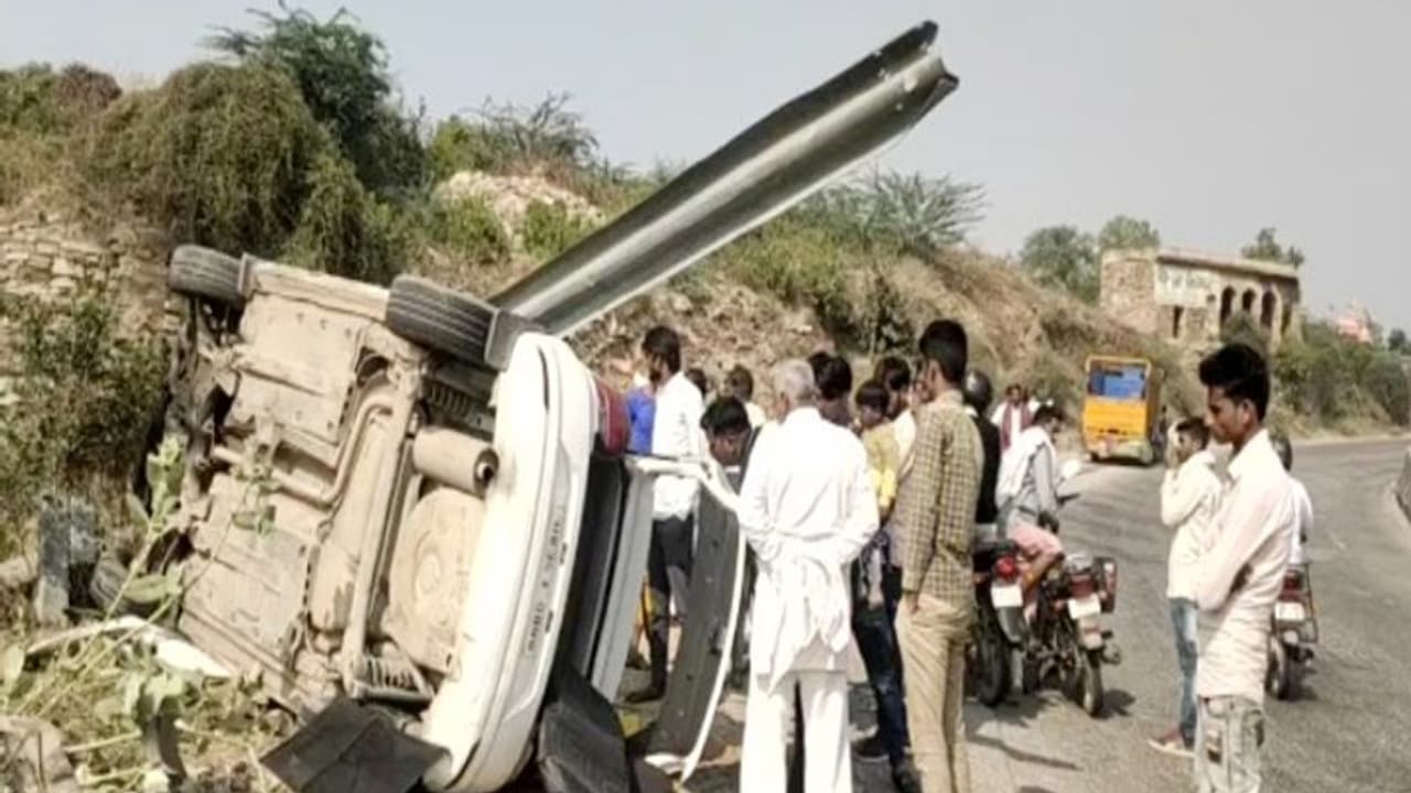 दिल कंपा देने वाला एक्सीडेंट: कार के आर पार रेलिंग, लोग बोले कोई जिंदा नहीं बचा..लेकिन किसी को खरोंच तक नहीं