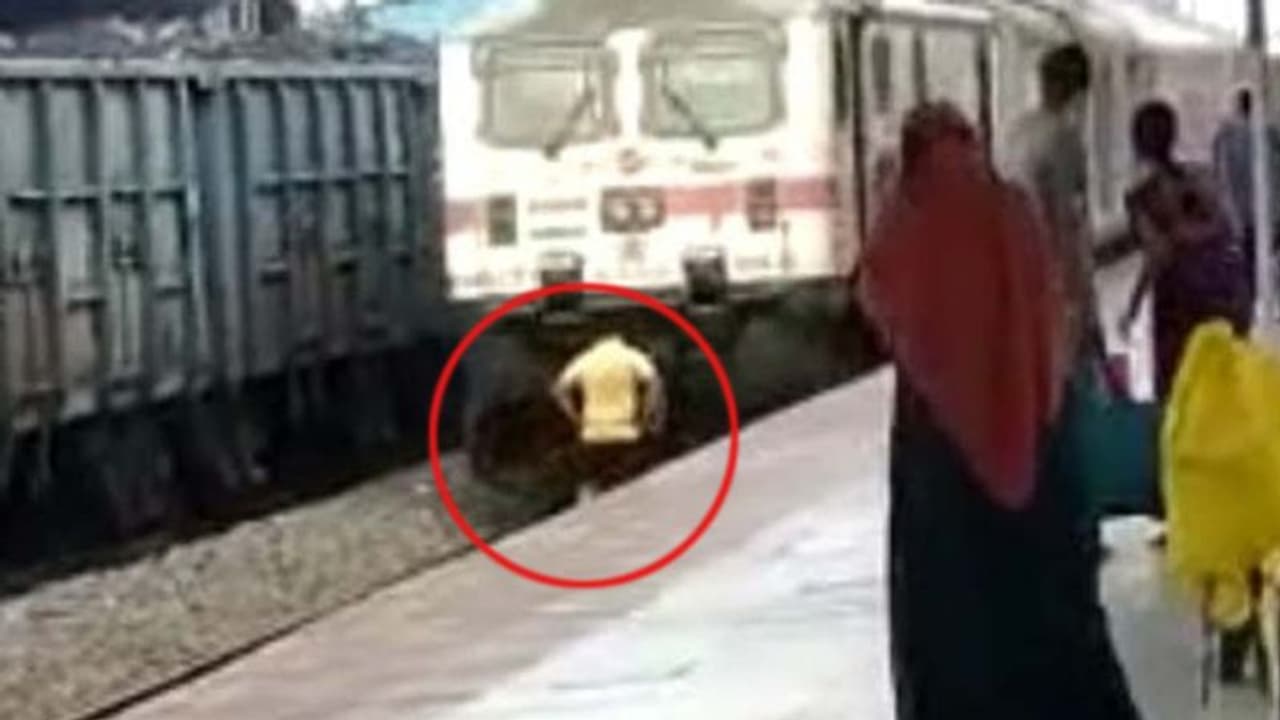 రామగుండం స్టేషన్ లో దారుణం.. రైలుకి ఎదురెళ్లి యువకుడు ఆత్మహత్య, (వీడియో) రామగుండం స్టేషన్ లో దారుణం.. రైలుకి ఎదురెళ్లి యువకుడు ఆత్మహత్య, (వీడియో)