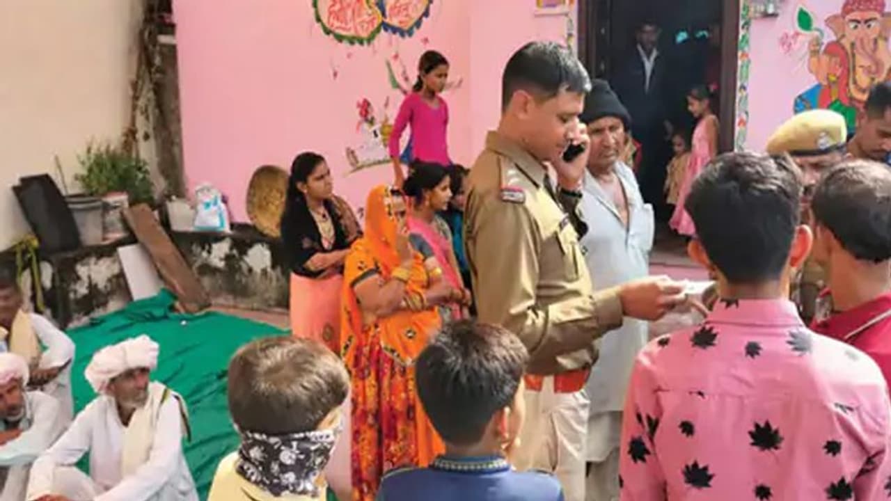 14 साल की बच्ची का गजब जज्बा: जिसने खुद ऐसे रुकवा ली अपनी शादी, बोली हल्दी लग चुकी है..जल्दी आकर बचा लीजिए