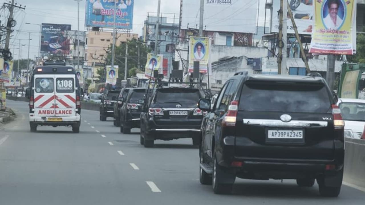 మరోసారి మానవత్వం చాటుకున్న జగన్.. అంబులెన్స్కి దారి, వీడియో వైరల్ మరోసారి మానవత్వం చాటుకున్న జగన్.. అంబులెన్స్కి దారి, వీడియో వైరల్