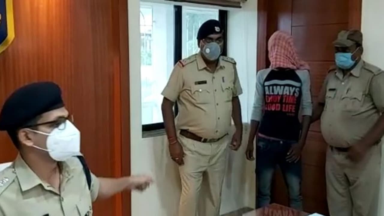 Fake Note: স্কুল পড়ুয়াদের মাধ্যমে মুর্শিদাবাদে ছড়াচ্ছে জালনোটের নেটওয়ার্ক, চিন্তায় গোয়েন্দারা Fake Note: স্কুল পড়ুয়াদের মাধ্যমে মুর্শিদাবাদে ছড়াচ্ছে জালনোটের নেটওয়ার্ক, চিন্তায় গোয়েন্দারা