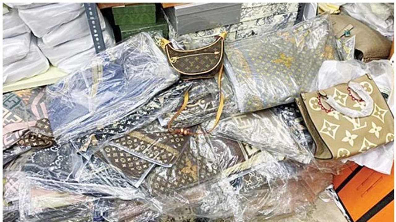 Gulf News|കടകളില് പരിശോധന; കുവൈത്തില് ആയിരക്കണക്കിന് വ്യാജ ഉല്പ്പന്നങ്ങള് പിടിച്ചെടുത്തു Gulf News|കടകളില് പരിശോധന; കുവൈത്തില് ആയിരക്കണക്കിന് വ്യാജ ഉല്പ്പന്നങ്ങള് പിടിച്ചെടുത്തു