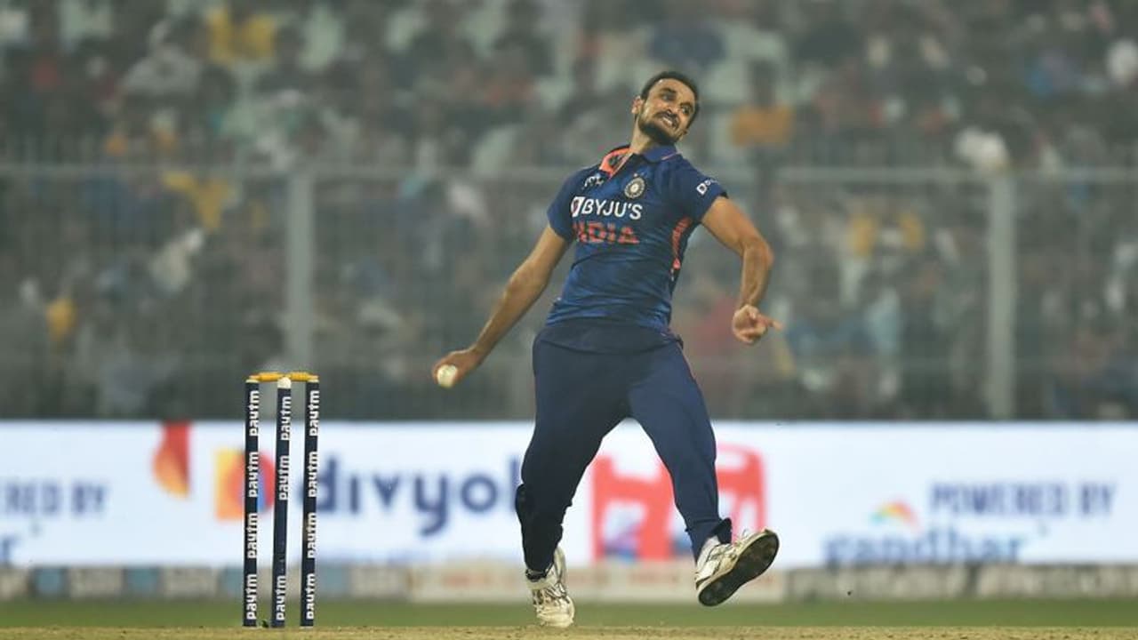 ഈ കളിയാണേല്‍ ലോകകപ്പിലും ഭൂമി തൊടില്ല! എയറില്‍ നിന്നിറങ്ങാതെ ഇന്ത്യന്‍ പേസര്‍മാര്‍; മുന്നറിയിപ്പുമായി രോഹിത്