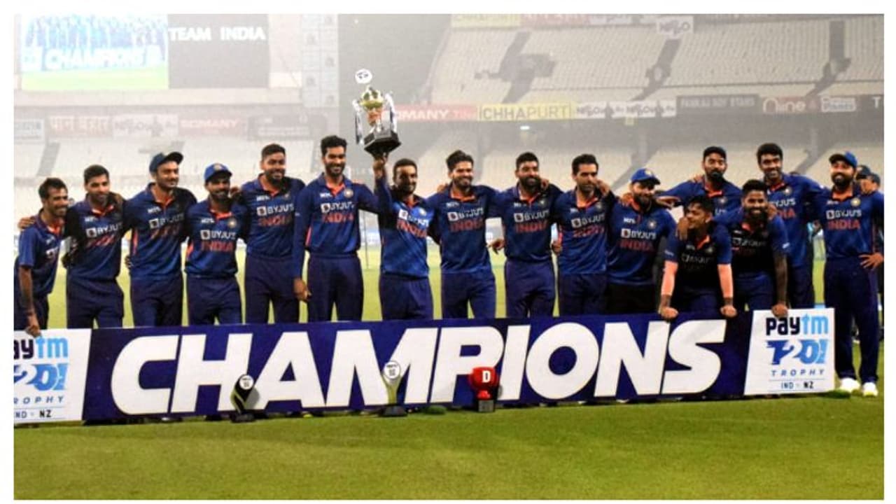 Ind Vs Nz: ఆ విషయంలో ధోని, విరాట్ బాటలోనే నడుస్తున్న కొత్త సారథి.. రోహిత్ చేసిన పనికి ప్రశంసల వెల్లువ Ind Vs Nz: ఆ విషయంలో ధోని, విరాట్ బాటలోనే నడుస్తున్న కొత్త సారథి.. రోహిత్ చేసిన పనికి ప్రశంసల వెల్లువ