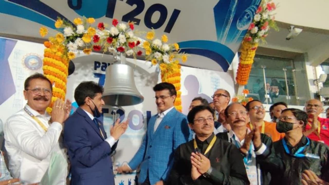 IND vs NZ:ಗಂಟೆ ಬಾರಿಸಿ ಪಂದ್ಯಕ್ಕೆ ಚಾಲನೆ ನೀಡಿದ ಗಂಗೂಲಿಗೆ ಟ್ರೋಫಿ ಗಿಫ್ಟ್, ರೋಹಿತ್ ನಾಯಕತ್ವಕ್ಕೆ ಸಲಾಮ್! IND vs NZ:ಗಂಟೆ ಬಾರಿಸಿ ಪಂದ್ಯಕ್ಕೆ ಚಾಲನೆ ನೀಡಿದ ಗಂಗೂಲಿಗೆ ಟ್ರೋಫಿ ಗಿಫ್ಟ್, ರೋಹಿತ್ ನಾಯಕತ್ವಕ್ಕೆ ಸಲಾಮ್!