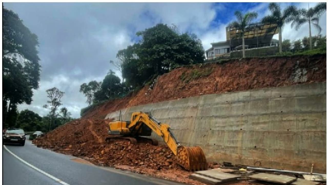 വ്യവസായിക്ക് പൊതുമരാമത്ത് വക സഹായം; ലക്ഷങ്ങള് മുടക്കി പുരയിടത്തിന് മുന്നില് സംരക്ഷണ ഭിത്തി നിര്മ്മാണം വ്യവസായിക്ക് പൊതുമരാമത്ത് വക സഹായം; ലക്ഷങ്ങള് മുടക്കി പുരയിടത്തിന് മുന്നില് സംരക്ഷണ ഭിത്തി നിര്മ്മാണം