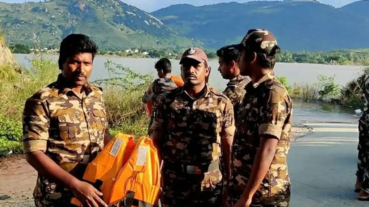 Rayala Cheruvu: చిత్తూరు జిల్లాలో ప్రమాదపు అంచున రాయలచెరువు.. 100 గ్రామాలకు పొంచి ఉన్న ముప్పు.. ! Rayala Cheruvu: చిత్తూరు జిల్లాలో ప్రమాదపు అంచున రాయలచెరువు.. 100 గ్రామాలకు పొంచి ఉన్న ముప్పు.. !