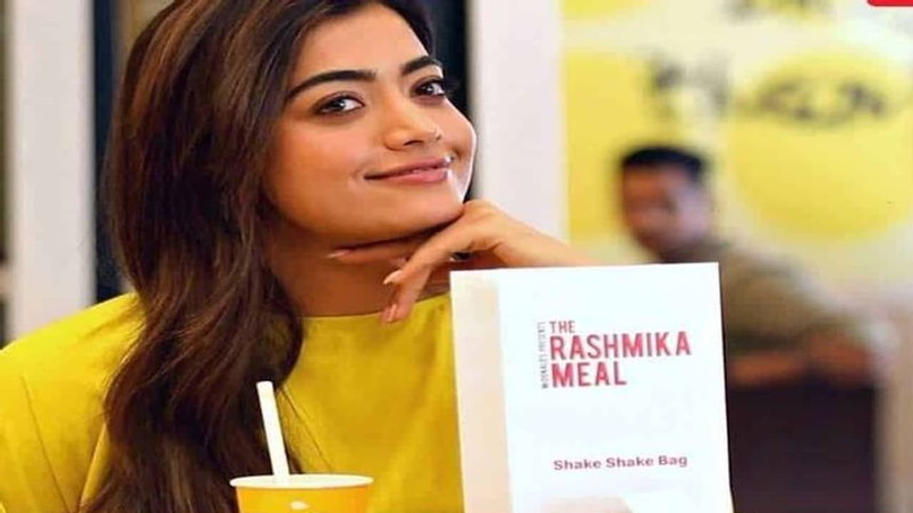 మెక్ డొనాల్డ్స్ లో ‘రష్మిక మీల్స్’..వీడియో చూసారా? మెక్ డొనాల్డ్స్ లో ‘రష్మిక మీల్స్’..వీడియో చూసారా?