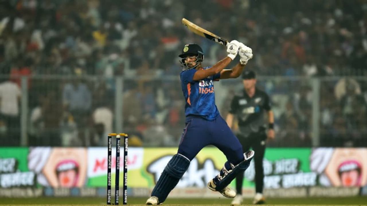 ஹர்ஷல் படேல் அதிரடி அரைசதம்..! வாய்ப்பை வீணடித்த சாம்சன், திரிபாதி ஹர்ஷல் படேல் அதிரடி அரைசதம்..! வாய்ப்பை வீணடித்த சாம்சன், திரிபாதி