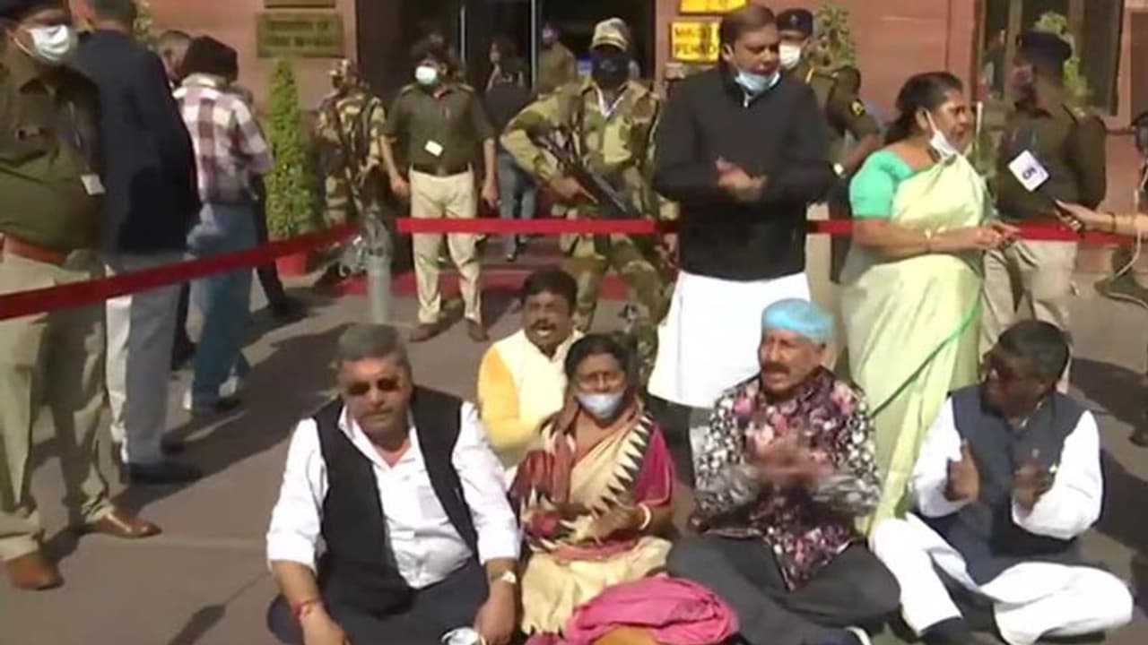 Tripura Case: पुलिस पर बर्बरता का आरोप; TMC सांसदों ने गृहमंत्रालय के सामने दिया धरना, नहीं मिले अमित शाह Tripura Case: पुलिस पर बर्बरता का आरोप; TMC सांसदों ने गृहमंत्रालय के सामने दिया धरना, नहीं मिले अमित शाह