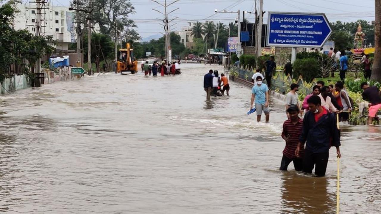 Heavy Rains in AP: ఏపీని వదలని వాన.. 29న మరో అల్పపీడనం.. ఆ జిల్లాలో స్కూల్స్కు సెలవు.. Heavy Rains in AP: ఏపీని వదలని వాన.. 29న మరో అల్పపీడనం.. ఆ జిల్లాలో స్కూల్స్కు సెలవు..