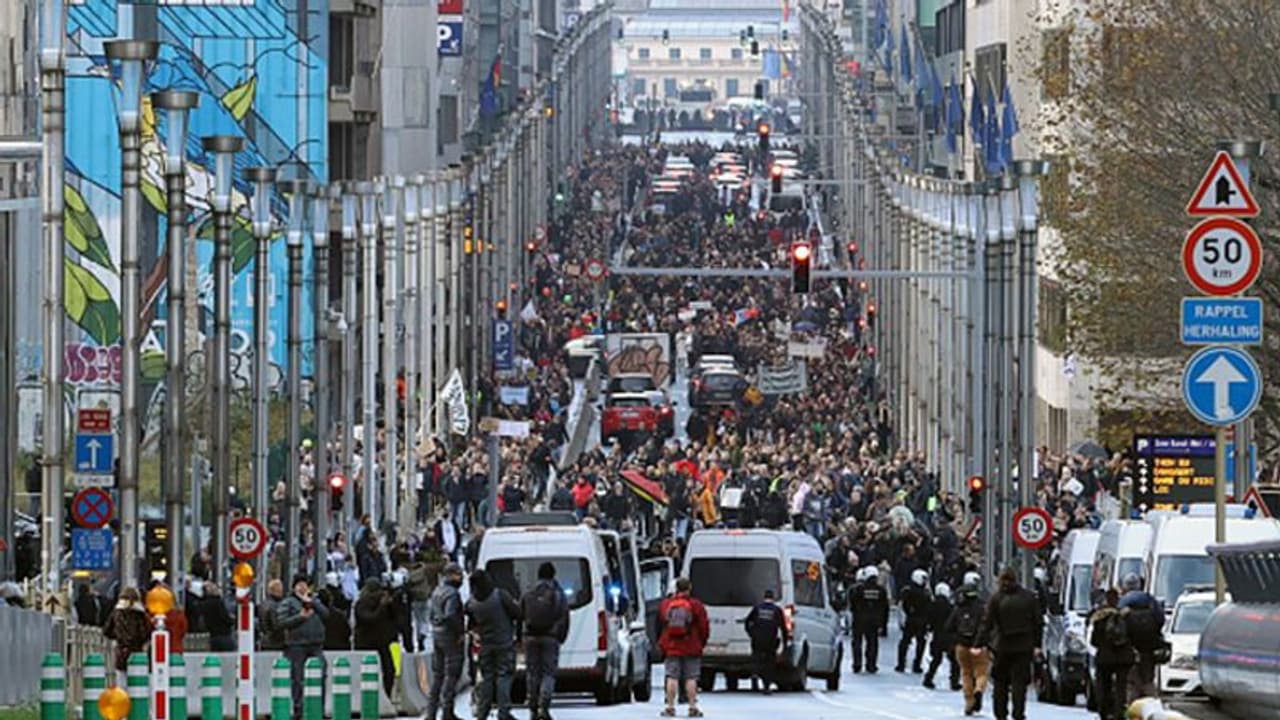 పోరాట ఆయుధం.. తెల్ల కాగితం! చైనాలో బ్లాంక్ పేపర్‌లతో కొవిడ్ ఆందోళనలు.. ఎందుకో తెలుసా?