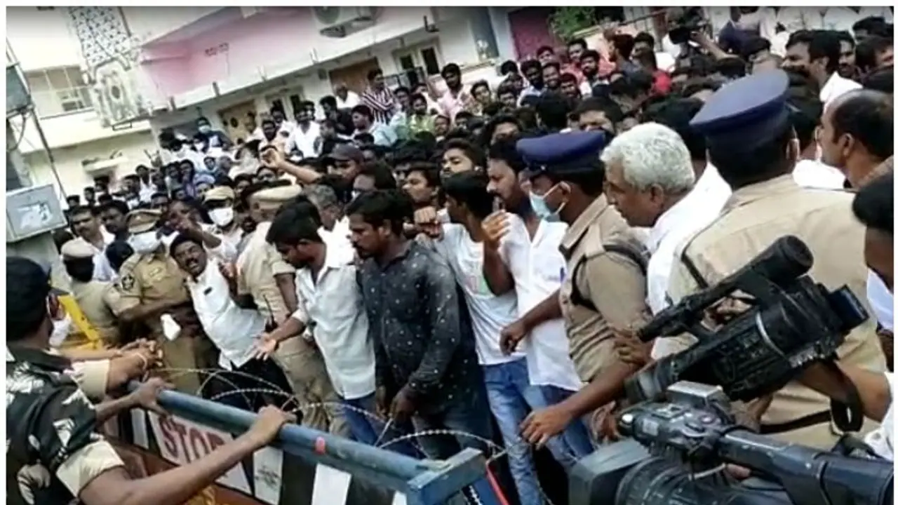 Kondapalli municipality: వైసీపీ కార్యకర్తల ఆందోళనతో ఉద్రిక్తతలు.. మున్సిపల్ చైర్మన్ ఎన్నిక వాయిదా