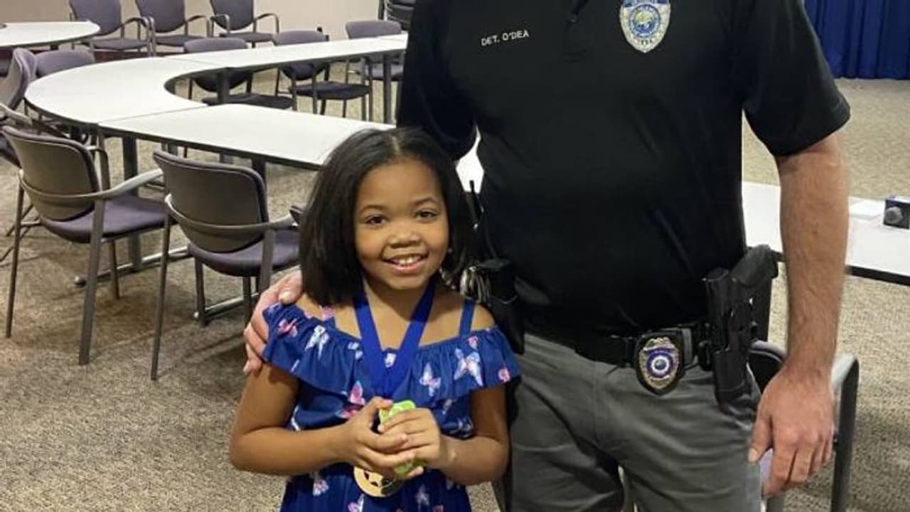 അമ്മയെ അക്രമിച്ച കള്ളനെ നേരിട്ടു, ഒമ്പതുകാരിയുടെ ധീരതയ്ക്ക് ആദരവ് അമ്മയെ അക്രമിച്ച കള്ളനെ നേരിട്ടു, ഒമ്പതുകാരിയുടെ ധീരതയ്ക്ക് ആദരവ്