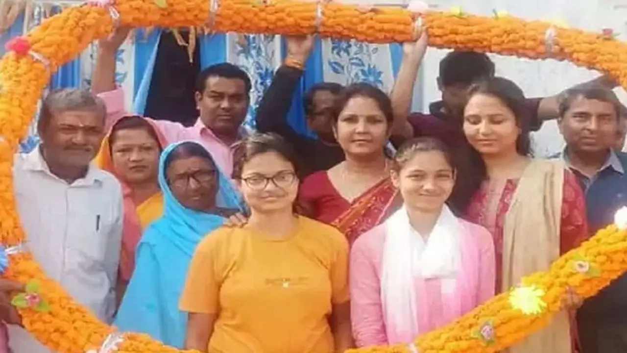 Bihar : दादा के बाद बिटिया ने संभाली विरासत, बेंगलुरु से बैचलर करने वाली अनुष्का सबसे कम उम्र की मुखिया बनी