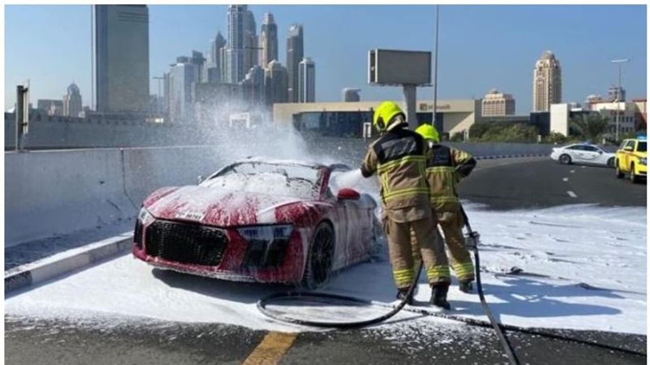 Gulf News|യുഎഇയില് റോഡരികില് സൂപ്പര് കാറിന് തീപിടിച്ചു Gulf News|യുഎഇയില് റോഡരികില് സൂപ്പര് കാറിന് തീപിടിച്ചു