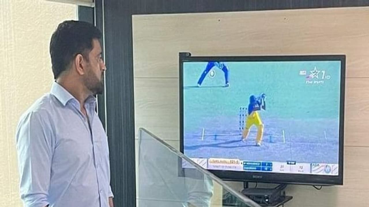 Shahrukh Khan ன் லாஸ்ட் பால் சிக்ஸரை டிவியில் பார்த்து ரசித்த தோனி..! சிஎஸ்கேவில் தட்டி தூக்க தல திட்டம் Shahrukh Khan ன் லாஸ்ட் பால் சிக்ஸரை டிவியில் பார்த்து ரசித்த தோனி..! சிஎஸ்கேவில் தட்டி தூக்க தல திட்டம்