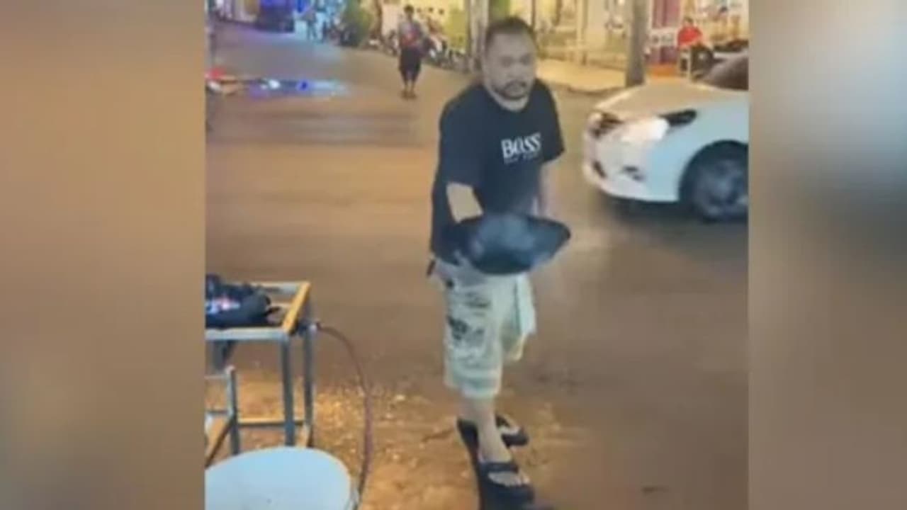 Viral Video| ഭക്ഷണം മുകളിലേയ്ക്ക് ഒറ്റയേറ്; റോഡിന്റെ മറുവശത്ത് നിന്ന് കിടിലന് ക്യാച്ച്; വൈറലായി വീഡിയോ Viral Video| ഭക്ഷണം മുകളിലേയ്ക്ക് ഒറ്റയേറ്; റോഡിന്റെ മറുവശത്ത് നിന്ന് കിടിലന് ക്യാച്ച്; വൈറലായി വീഡിയോ