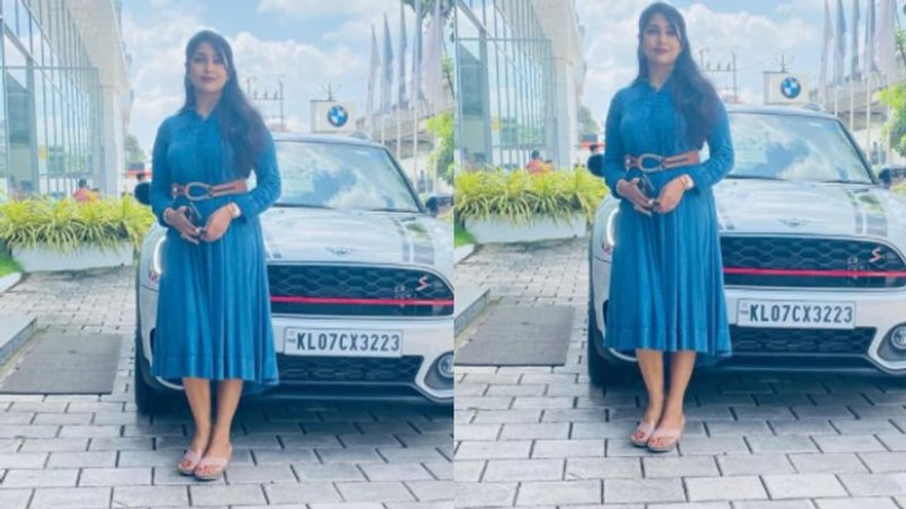 Navya Nair|കുഞ്ഞൻ ആഡംബര വാഹനം 'മിനി കണ്‍ട്രിമാൻ' സ്വന്തമാക്കി നടി നവ്യാ നായര്‍