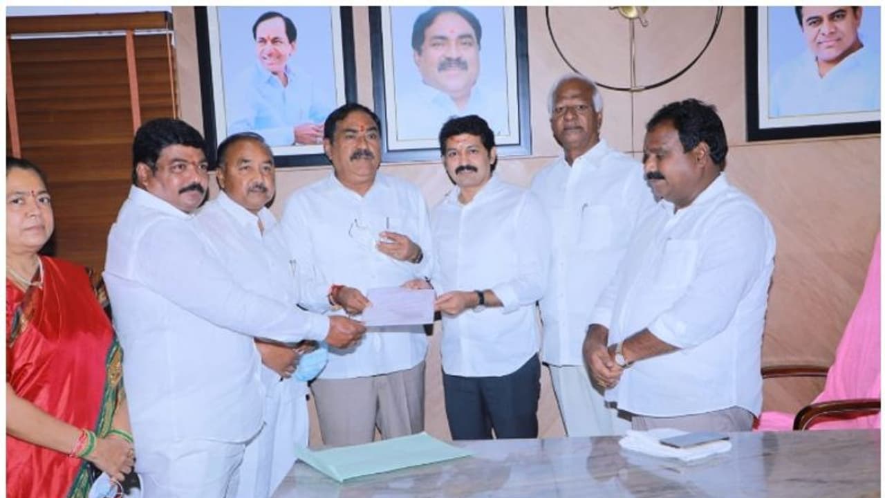 ఎమ్మెల్సీ అభ్యర్థిగా పోచంపల్లి శ్రీనివాస్ రెడ్డి నామినేషన్లు దాఖలు ఎమ్మెల్సీ అభ్యర్థిగా పోచంపల్లి శ్రీనివాస్ రెడ్డి నామినేషన్లు దాఖలు