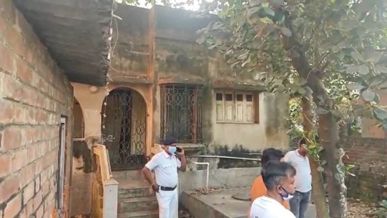 Garfa: বিছানায় মিশেছে দেহ, পড়ে রয়েছে কঙ্কাল, ৩ মাস বাবার মৃতদেহ আগলে ছেলে Garfa: বিছানায় মিশেছে দেহ, পড়ে রয়েছে কঙ্কাল, ৩ মাস বাবার মৃতদেহ আগলে ছেলে