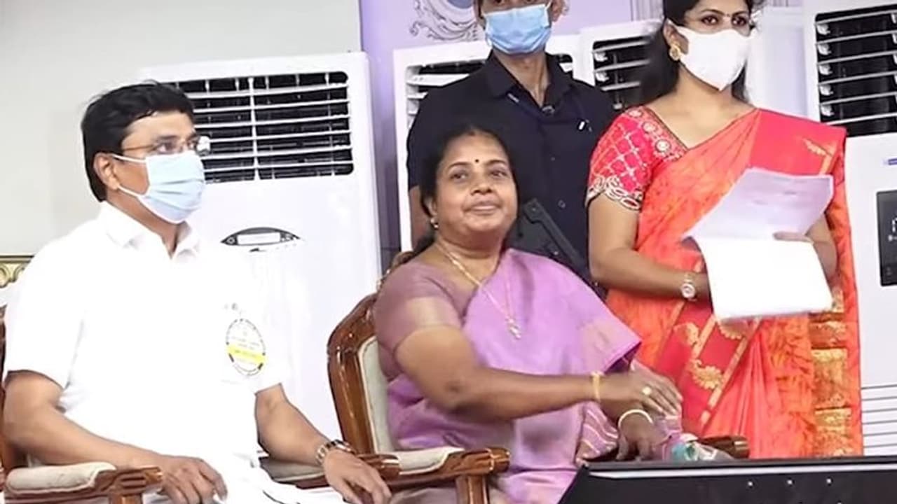 மேடையில் வந்து உட்காருங்க வானதி.. அழைத்த M.K ஸ்டாலின்.. உச்சிக் குளிர்ந்த பாஜக எம்எல்ஏ. மேடையில் வந்து உட்காருங்க வானதி.. அழைத்த M.K ஸ்டாலின்.. உச்சிக் குளிர்ந்த பாஜக எம்எல்ஏ.