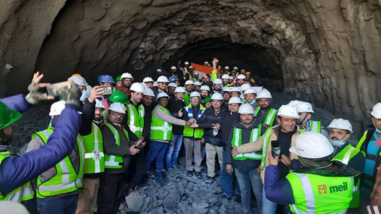 Jammu Kashmir : जोजिला टनल निर्माण में बड़ी उपलब्धि, दोनों सुरंगों की ट्यूब का काम पूरा Jammu Kashmir : जोजिला टनल निर्माण में बड़ी उपलब्धि, दोनों सुरंगों की ट्यूब का काम पूरा