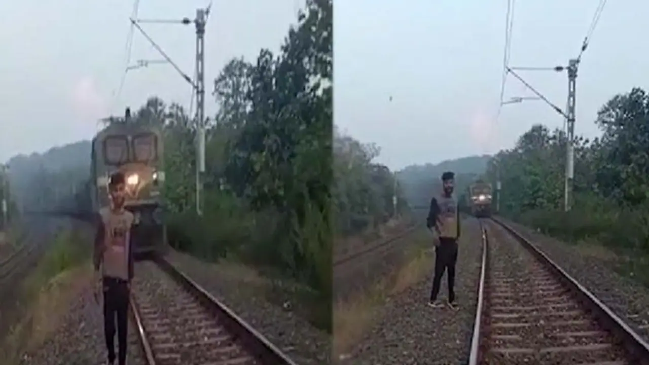 Selfie Craze| ಚಲಿಸ್ತಿರೋ ರೈಲಿನ ಜೊತೆಗೊಂದು ಸೆಲ್ಫೀ, ಹುಚ್ಚಾಟಕ್ಕೆ ಜೀವ ಕಳೆದುಕೊಂಡ ಬಾಲಕ! Selfie Craze| ಚಲಿಸ್ತಿರೋ ರೈಲಿನ ಜೊತೆಗೊಂದು ಸೆಲ್ಫೀ, ಹುಚ್ಚಾಟಕ್ಕೆ ಜೀವ ಕಳೆದುಕೊಂಡ ಬಾಲಕ!