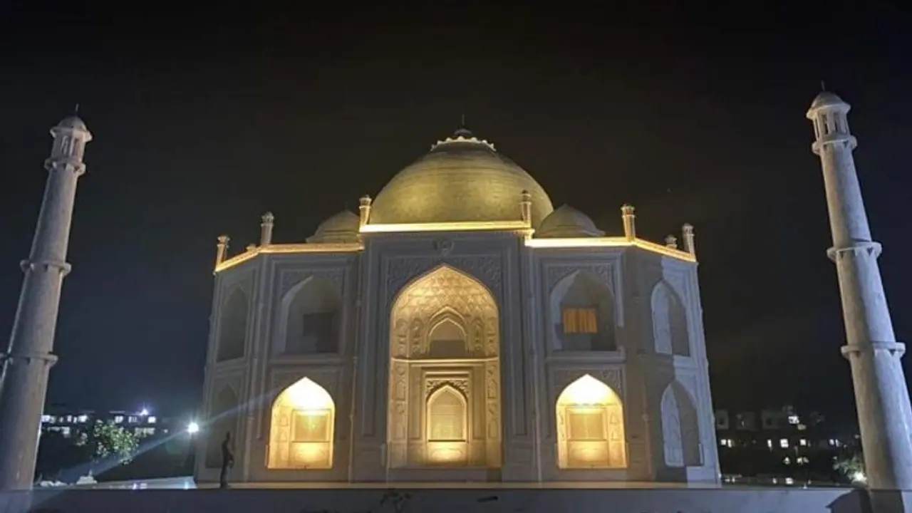 ആഗ്ര കണ്ട് മടങ്ങി, മൂന്ന് വർഷംകൊണ്ട് ഭാര്യയ്ക്കായി 'താജ് മഹൽ' തീർത്ത് മധ്യപ്രദേശ് സ്വദേശി