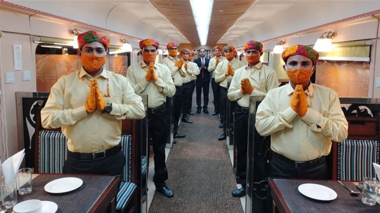 Ramayana Circuit Train: भगवा पहन बर्तन उठा रहे थे वेटर, विरोध पर बदली ड्रेस Ramayana Circuit Train: भगवा पहन बर्तन उठा रहे थे वेटर, विरोध पर बदली ड्रेस