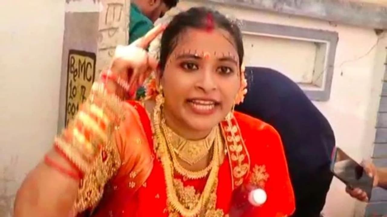 വരൻ വിവാഹത്തിനെത്തിയില്ല, വീടിന് മുന്നിൽ വിവാഹ വസ്ത്രം ധരിച്ച് ധർണ്ണയുമായി വധു