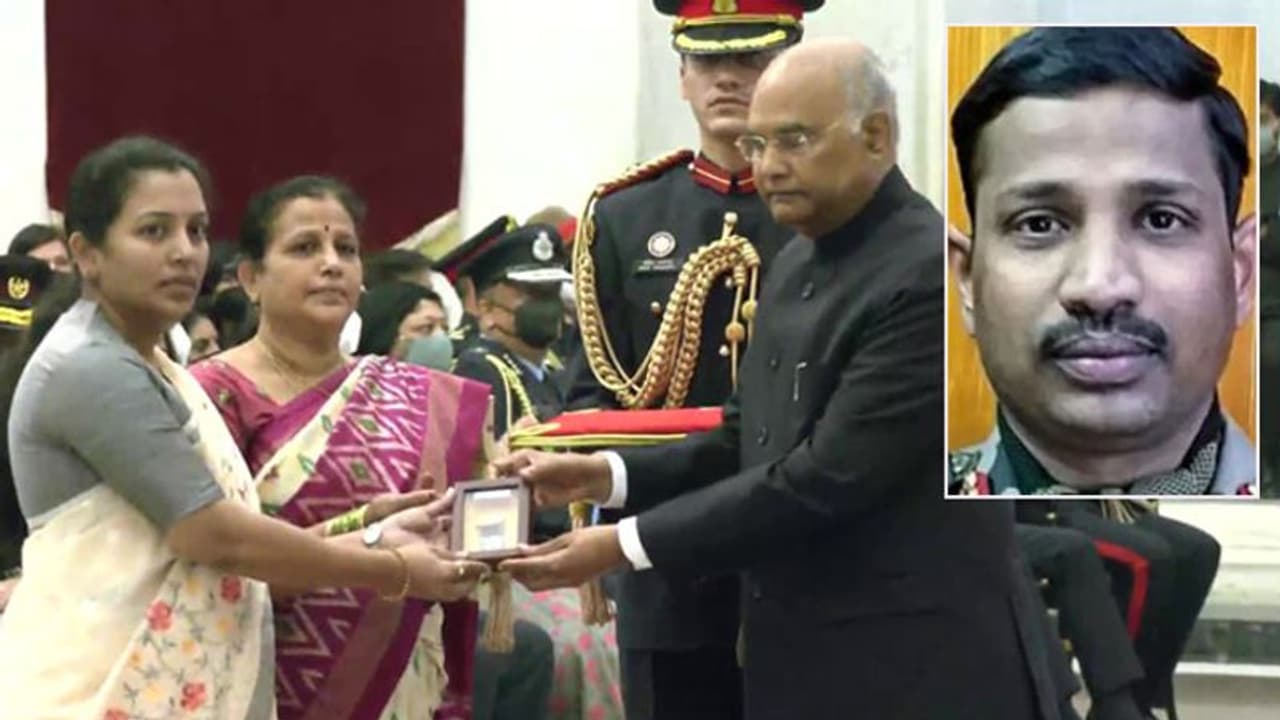 Gallantry Awards: শহীদ কর্নেল সন্তোষ বাবু পেলেন মহাবীর চক্র, আরও ৫ জন 'বীর চক্রে' সম্মানিত Gallantry Awards: শহীদ কর্নেল সন্তোষ বাবু পেলেন মহাবীর চক্র, আরও ৫ জন 'বীর চক্রে' সম্মানিত