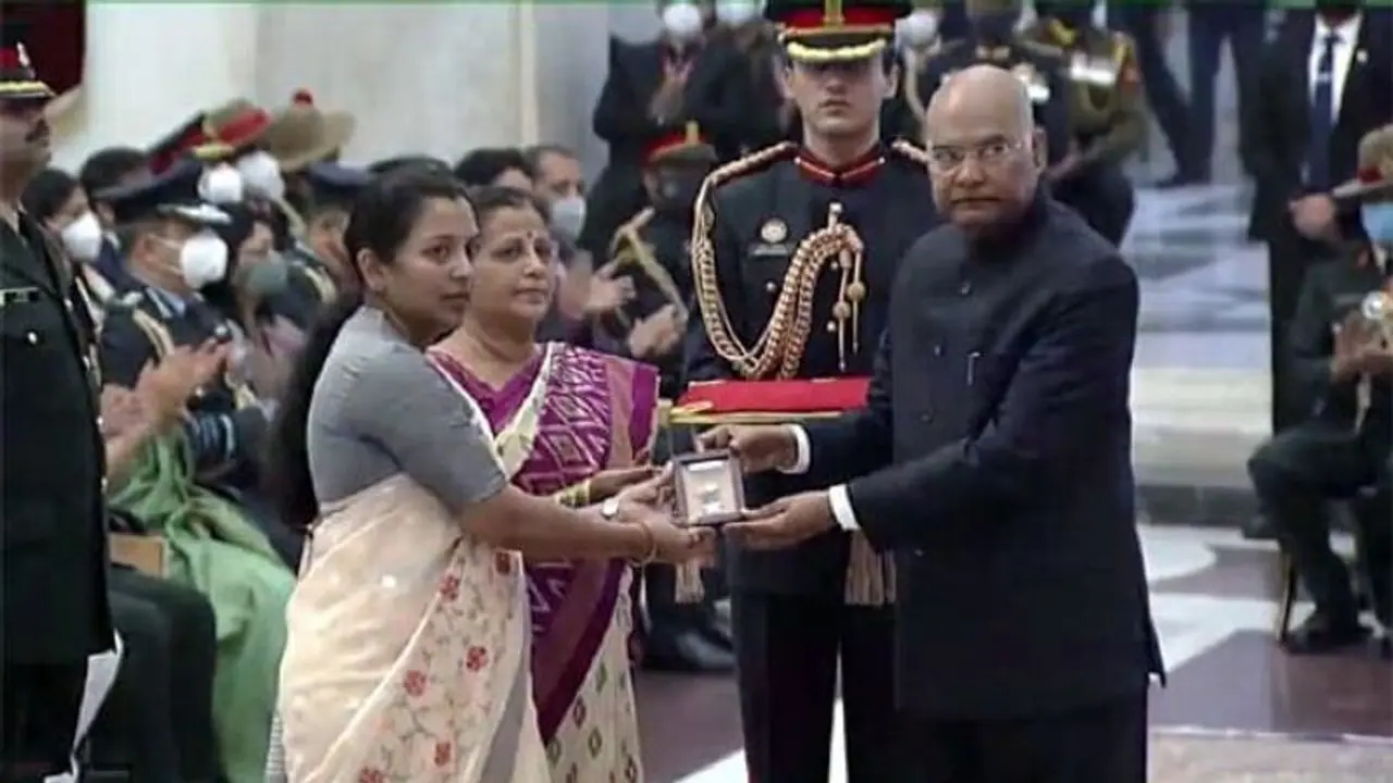 కల్నల్ సంతోష్ బాబుకు మహావీర్ చక్ర: అవార్డును స్వీకరించిన కుటుంబ సభ్యులు కల్నల్ సంతోష్ బాబుకు మహావీర్ చక్ర: అవార్డును స్వీకరించిన కుటుంబ సభ్యులు