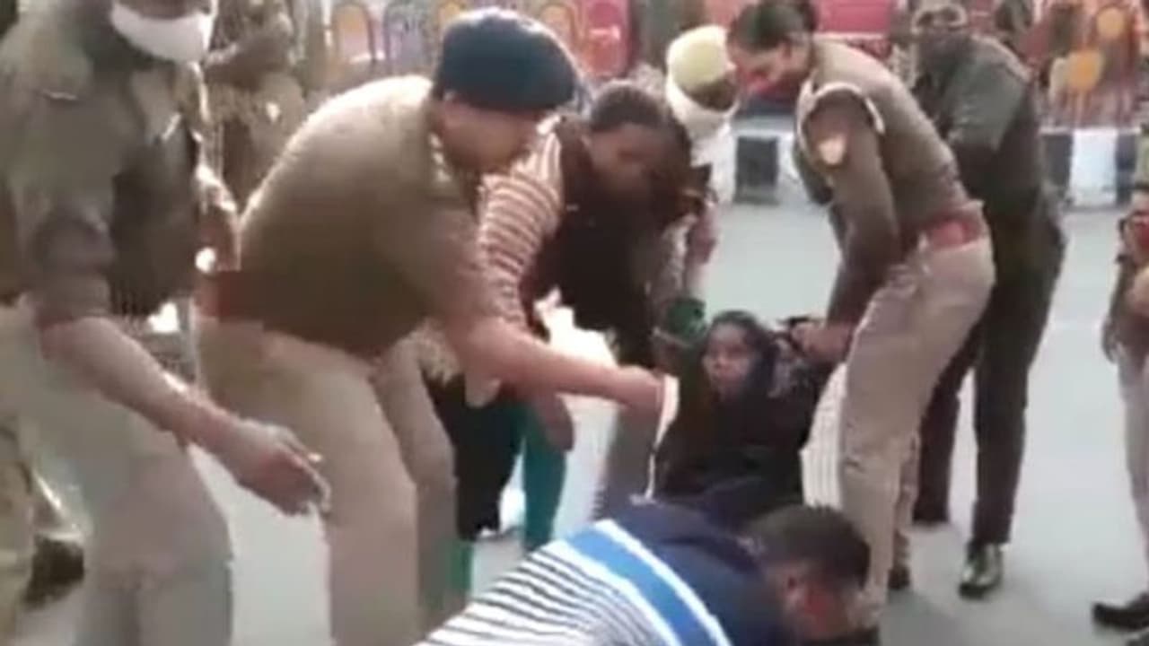 Up News: 69000 शिक्षक भर्ती मामले में अभ्यर्थियों ने किया विधानभवन का घेराव, पुलिस ने हिरासत में लिया Up News: 69000 शिक्षक भर्ती मामले में अभ्यर्थियों ने किया विधानभवन का घेराव, पुलिस ने हिरासत में लिया