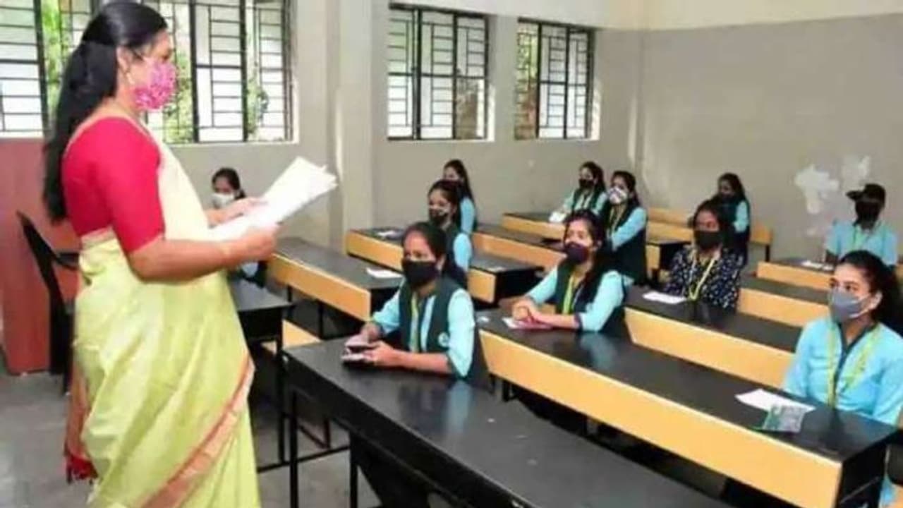 Covid in Kerala : കൊവിഡ് വ്യാപനം: സ്കൂളുകൾ ഉടൻ അടക്കില്ല, രാത്രികാല കര്‍ഫ്യൂ ഉണ്ടാകില്ല