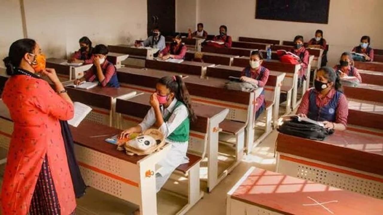 దళిత విద్యార్థులపై దాష్టీకం.. మరుగుదొడ్లు వాడనివ్వకుండా, వాతలు తేలేలా కొట్టిన హెడ్ మాస్టర్... దళిత విద్యార్థులపై దాష్టీకం.. మరుగుదొడ్లు వాడనివ్వకుండా, వాతలు తేలేలా కొట్టిన హెడ్ మాస్టర్...