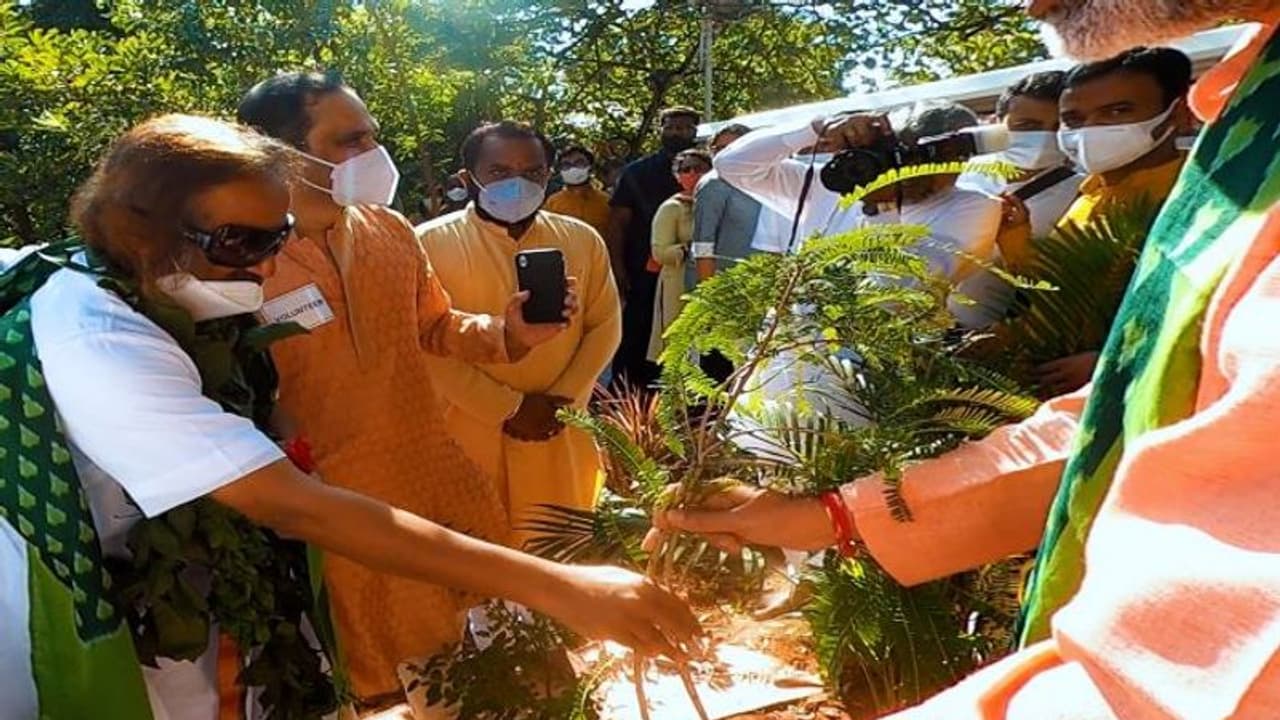 Green India Challenge: హైదరాబాద్ శివారులో మొక్కలునాటిన రవిశంకర్ గురూజి Green India Challenge: హైదరాబాద్ శివారులో మొక్కలునాటిన రవిశంకర్ గురూజి