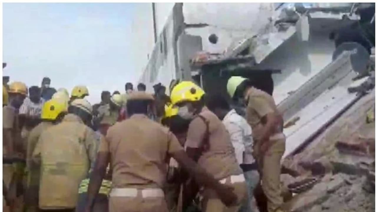 భారీ వర్షాలకు నాలుగు ఇళ్లు నేలమట్టం.. శిథిలాల్లో చిక్కుకున్న నలుగురు