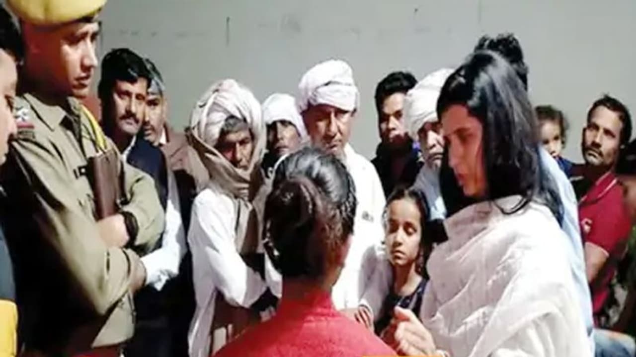 ये कैसे मां बाप: अपनी 14 साल की बेटी को घर से निकाला, कहा इसे रखा तो हम जी नहीं पाएंगे..चौखट पर बिलखती रही ये कैसे मां बाप: अपनी 14 साल की बेटी को घर से निकाला, कहा इसे रखा तो हम जी नहीं पाएंगे..चौखट पर बिलखती रही