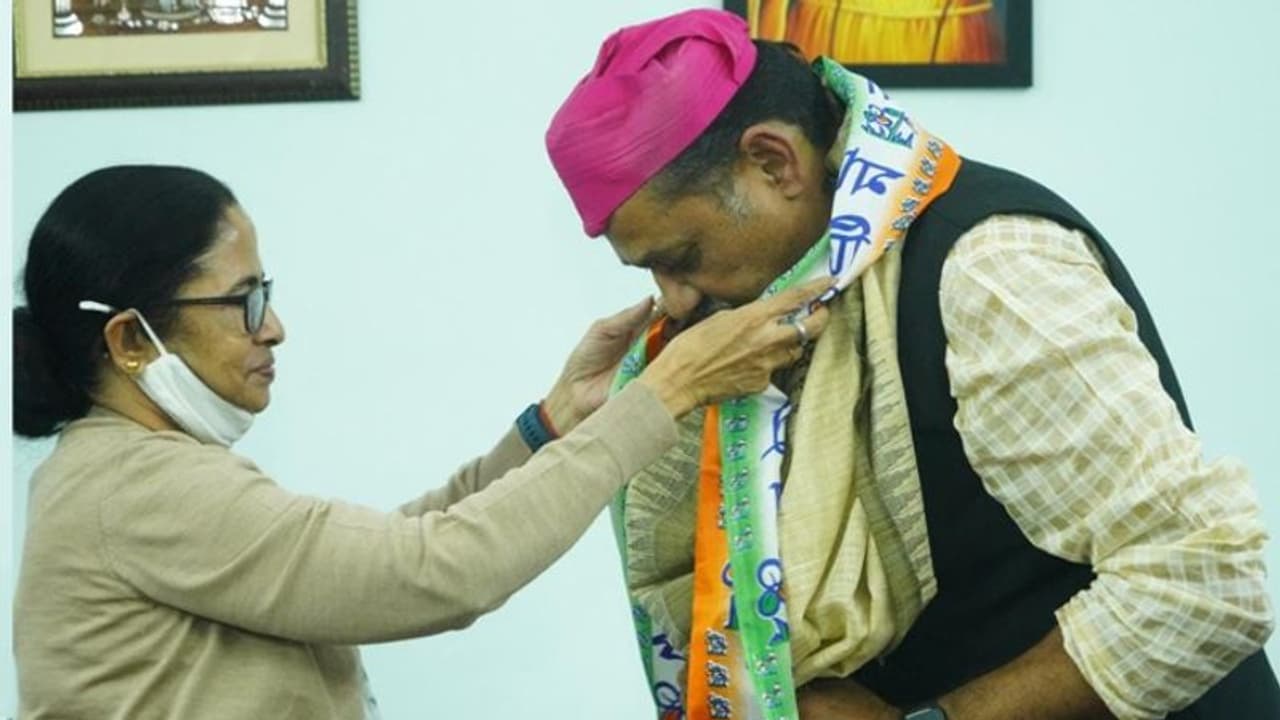 कांग्रेस को लगा तगड़ा झटका: सीनियर नेता कीर्ति आजाद TMC में शामिल, खुद CM Mamta ने दिलाई पार्टी की सदस्यता कांग्रेस को लगा तगड़ा झटका: सीनियर नेता कीर्ति आजाद TMC में शामिल, खुद CM Mamta ने दिलाई पार्टी की सदस्यता