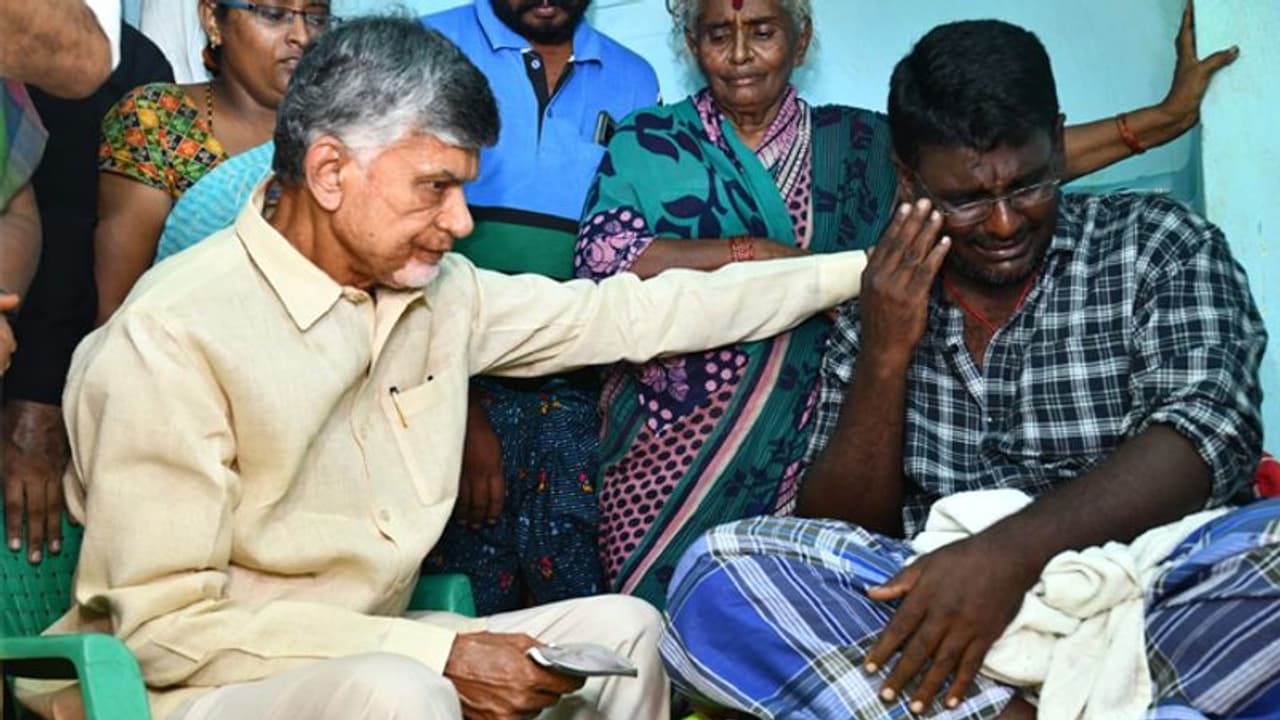 ఏపీ వరదలు.. ఏరియల్ సర్వే చేస్తే చాలా, బాధితులకు రూ.25 లక్షలు ఇవ్వాలి: జగన్కు బాబు డిమాండ్ ఏపీ వరదలు.. ఏరియల్ సర్వే చేస్తే చాలా, బాధితులకు రూ.25 లక్షలు ఇవ్వాలి: జగన్కు బాబు డిమాండ్