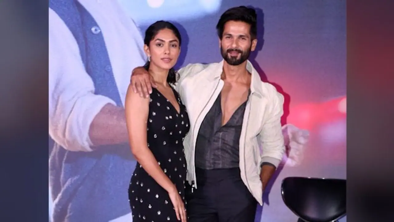 Jersey Trailer: Shahid Kapoor shares a steamy kiss with Mrunal Thakur Jersey Trailer: Shahid Kapoor shares a steamy kiss with Mrunal Thakur