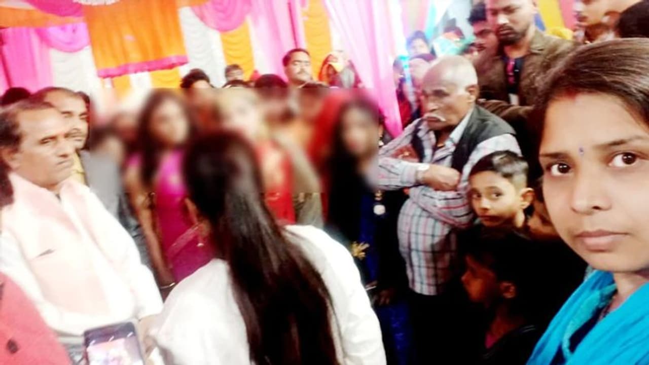 ये कैसी जिद: 16 साल की बच्ची 45 साल के शख्स के साथ लेने जा रही थी 7 फेरे, पिता के मना के बाद भी एक ही जिद ये कैसी जिद: 16 साल की बच्ची 45 साल के शख्स के साथ लेने जा रही थी 7 फेरे, पिता के मना के बाद भी एक ही जिद