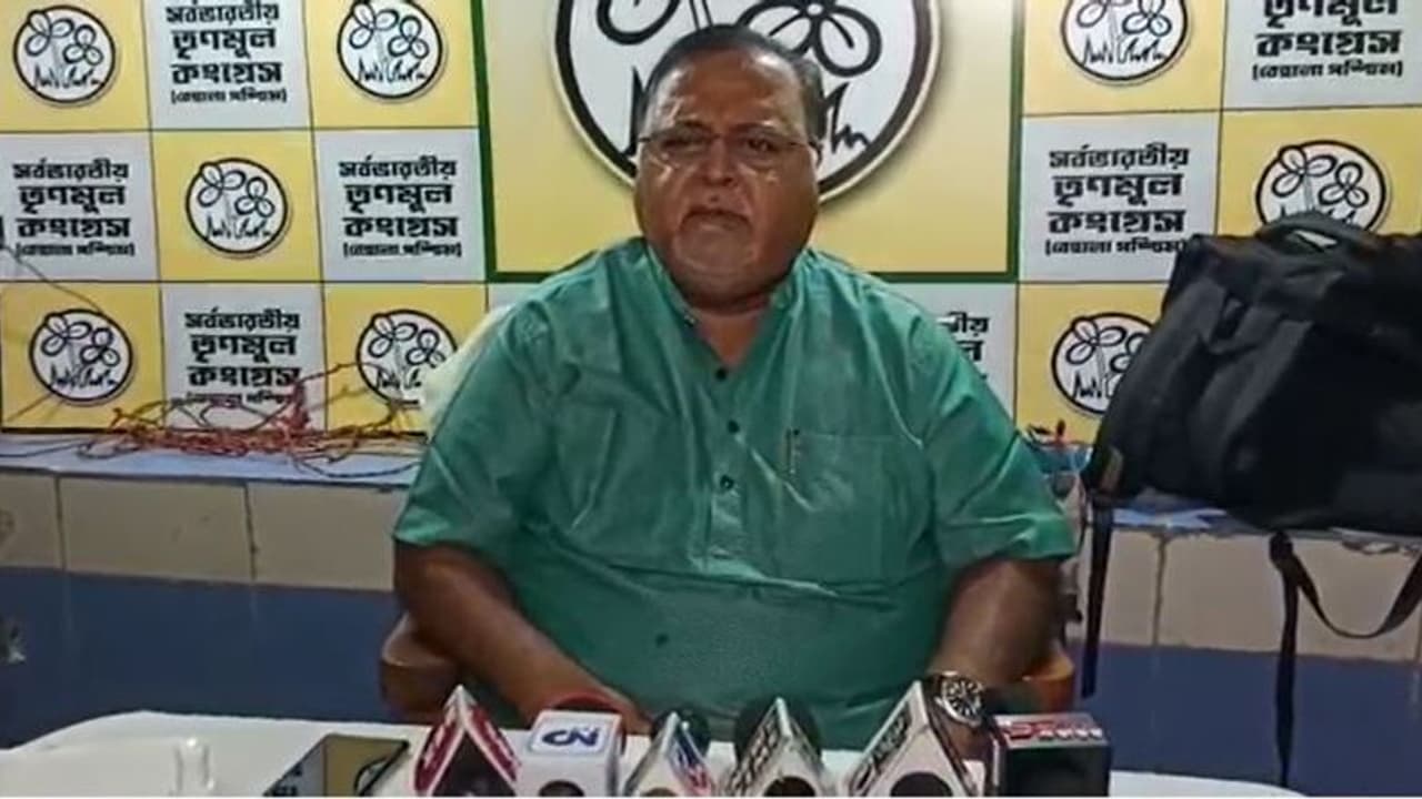 Partha on Governor: 'মাঝে মধ্যে দিলীপ সুকান্তর সঙ্গে গুলিয়ে ফেলি', রাজ্যপালকে কটাক্ষ পার্থর Partha on Governor: 'মাঝে মধ্যে দিলীপ সুকান্তর সঙ্গে গুলিয়ে ফেলি', রাজ্যপালকে কটাক্ষ পার্থর