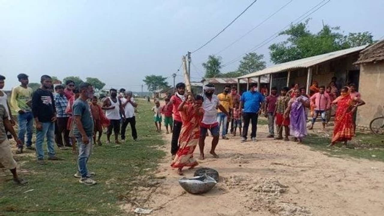 Murshidabad: চোলাইয়ের রমরমা এলাকায়, ঠেকে ঢুকে ভাঙচুর প্রমিলা বাহিনীর