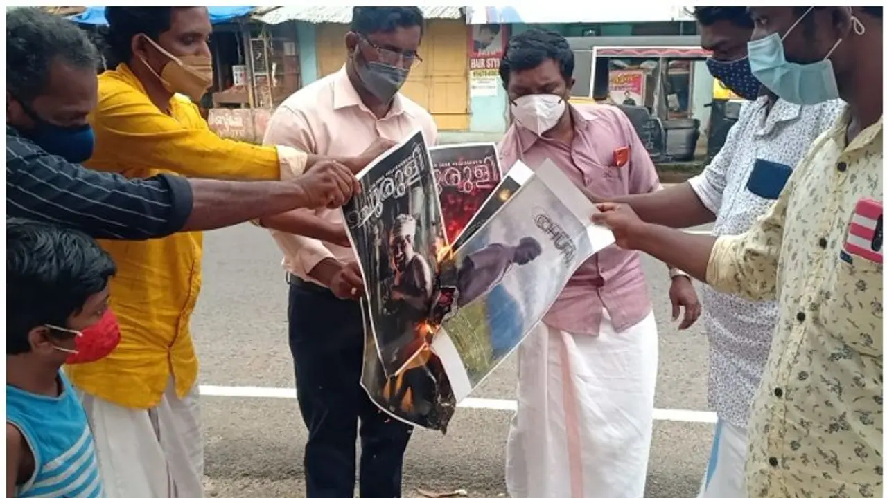 Churuli : 'ചുരുളി' ക്കെതിരെ ശുഭാനന്ദ ഗുരുദേവ വിശ്വാസികളുടെ പ്രതിഷേധം Churuli : 'ചുരുളി' ക്കെതിരെ ശുഭാനന്ദ ഗുരുദേവ വിശ്വാസികളുടെ പ്രതിഷേധം