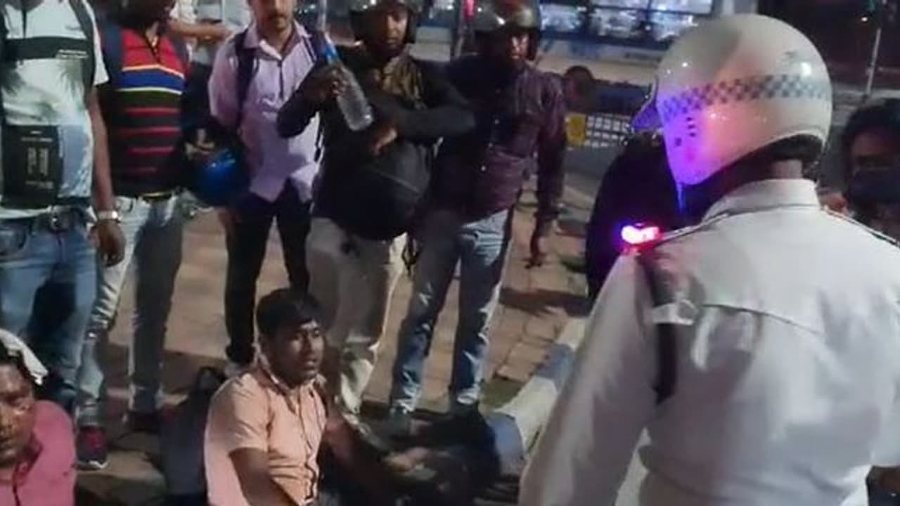 Kolkata Accident: সিগন্যালে দাঁড়িয়ে ছিল ট্যাক্সি ও বাইক, দ্রুত গতিতে ছুটে এসে পরপর ধাক্কা মিনিবাসের Kolkata Accident: সিগন্যালে দাঁড়িয়ে ছিল ট্যাক্সি ও বাইক, দ্রুত গতিতে ছুটে এসে পরপর ধাক্কা মিনিবাসের