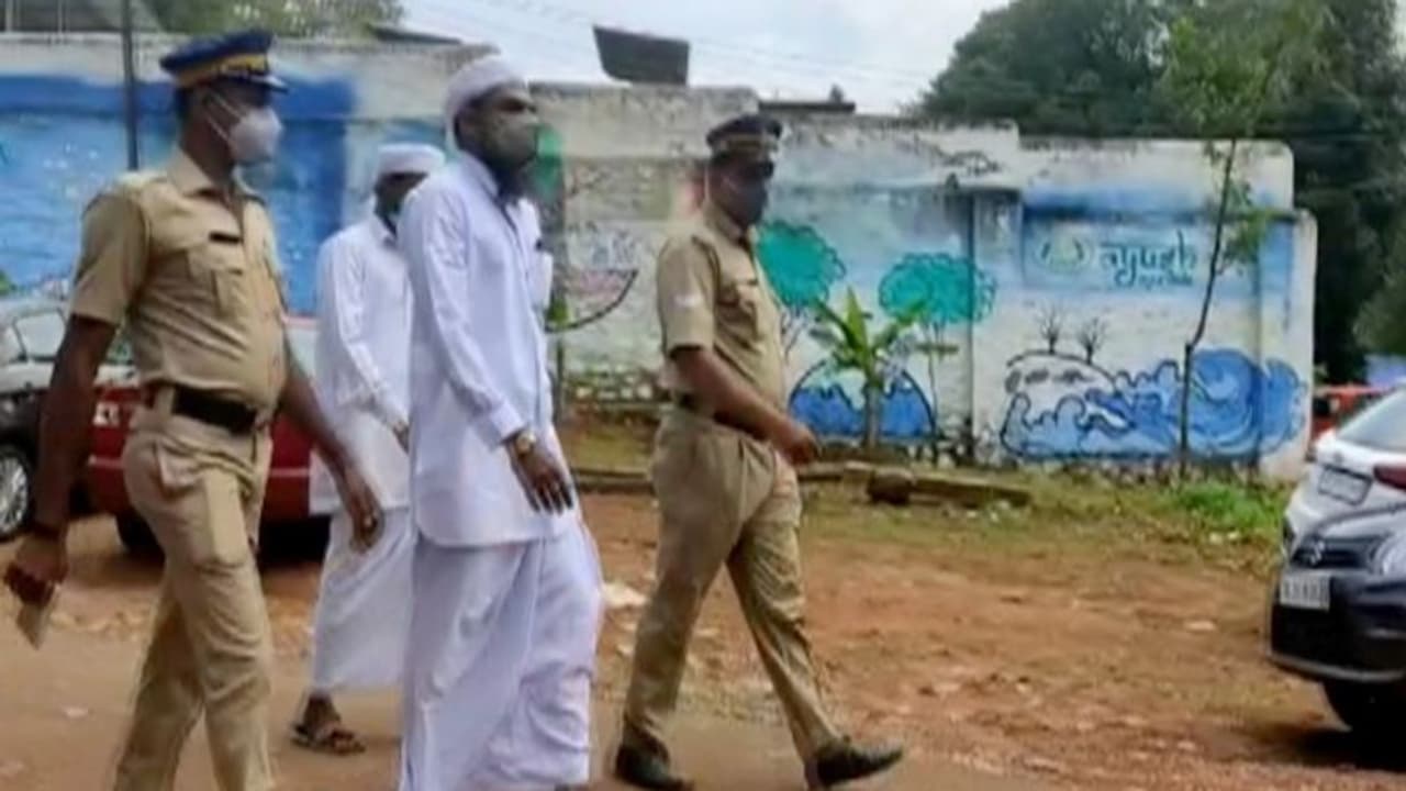 Rape Case: രോഗം മാറാൻ വീട്ടിലെത്തിയ യുവതിയെ മന്ത്രവാദി പീഡിപ്പിച്ചു; ഇനി 'അഴിയെണ്ണാം', ജീവപര്യന്തം തടവിന് വിധി Rape Case: രോഗം മാറാൻ വീട്ടിലെത്തിയ യുവതിയെ മന്ത്രവാദി പീഡിപ്പിച്ചു; ഇനി 'അഴിയെണ്ണാം', ജീവപര്യന്തം തടവിന് വിധി