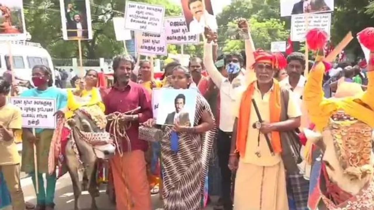 Jai bhim : சூர்யாவுக்கு ஆதரவாக போராட்டம் நடத்திய ‘பழங்குடியினர்’ மீது வழக்கு போட்ட காவல் துறையினர்... Jai bhim : சூர்யாவுக்கு ஆதரவாக போராட்டம் நடத்திய ‘பழங்குடியினர்’ மீது வழக்கு போட்ட காவல் துறையினர்...